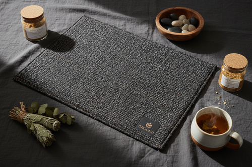 Laku Noc Grounding Mat on dark linen surface
